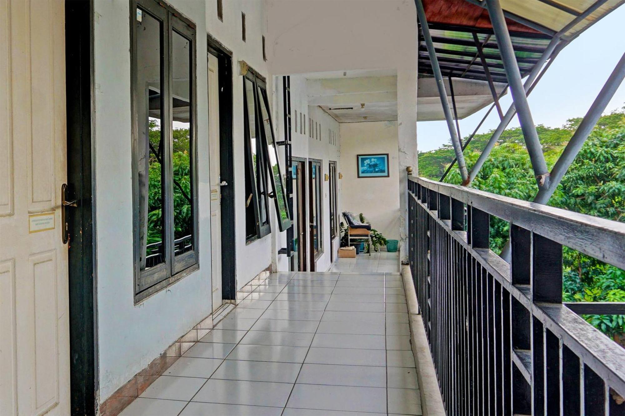 Oyo Life 91896 Kost Bu Dewi Syariah Hotel Pasuruan Exterior foto
