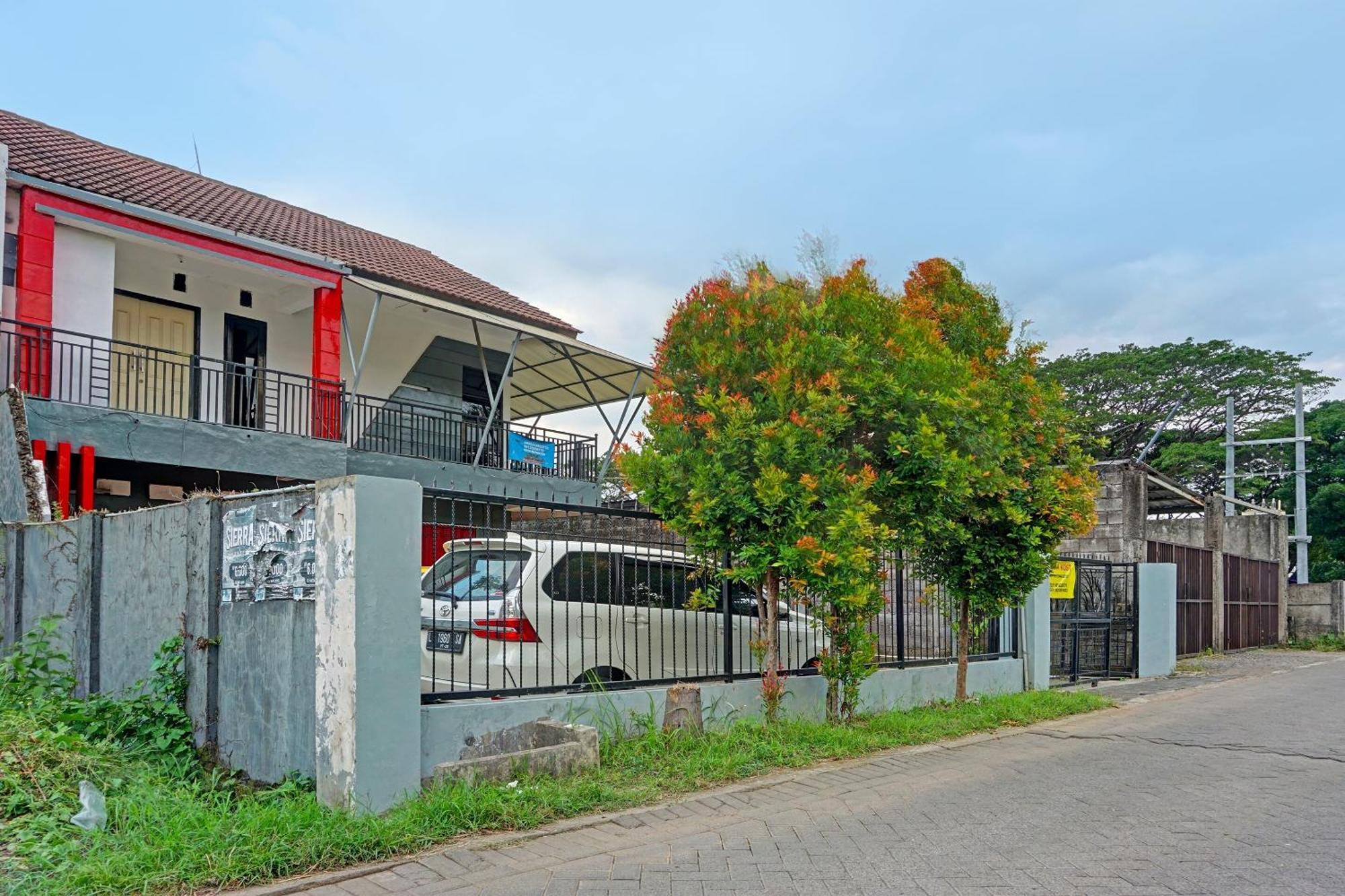 Oyo Life 91896 Kost Bu Dewi Syariah Hotel Pasuruan Exterior foto