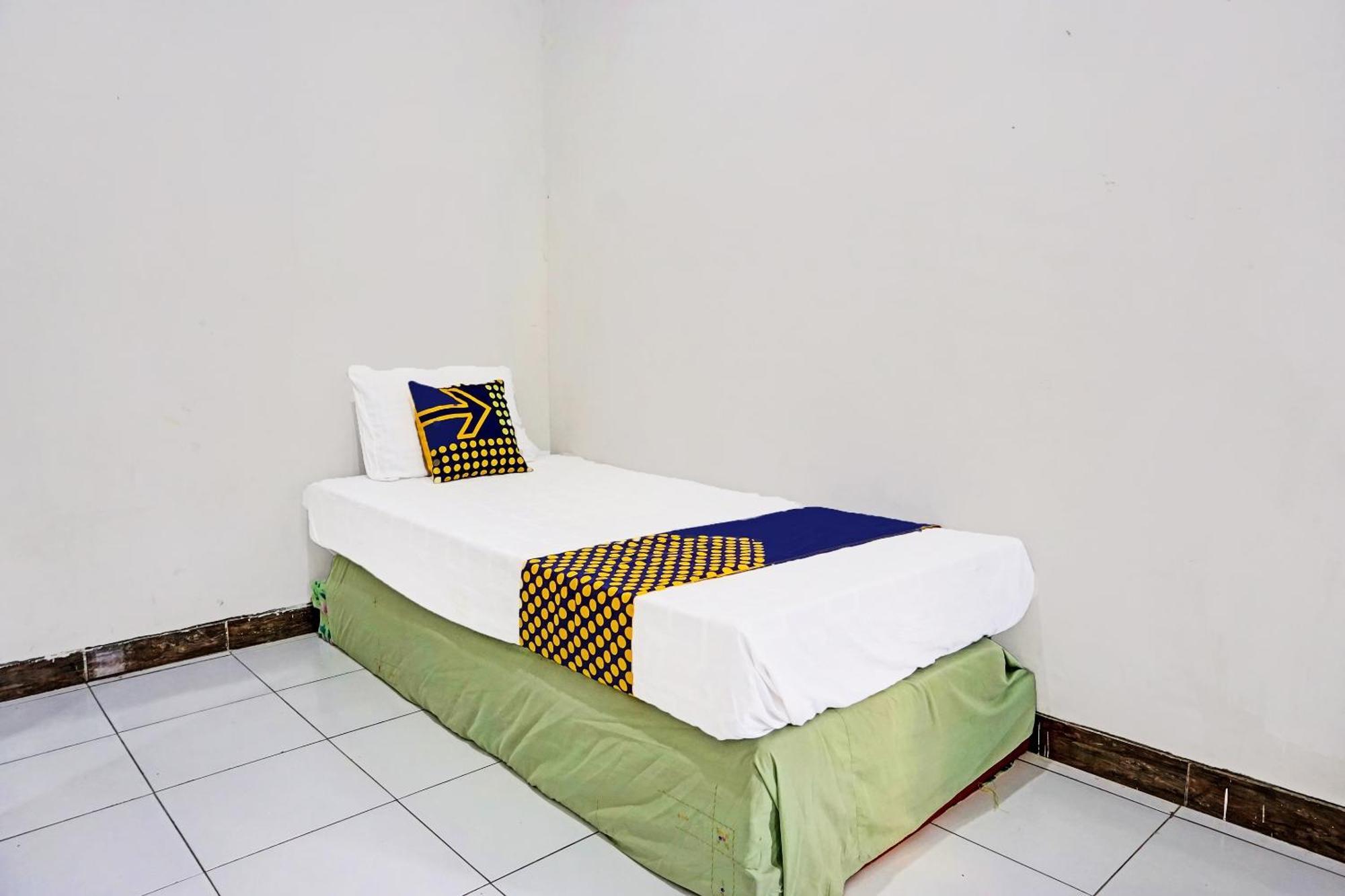 Oyo Life 91896 Kost Bu Dewi Syariah Hotel Pasuruan Exterior foto