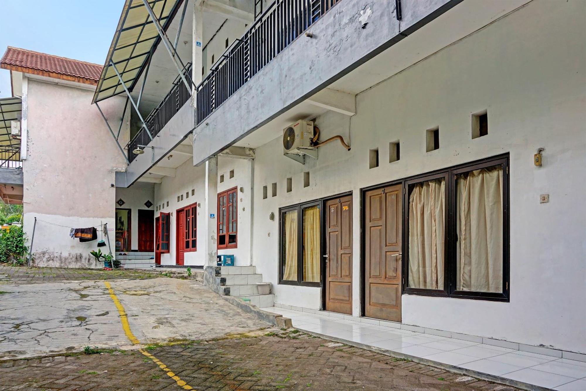 Oyo Life 91896 Kost Bu Dewi Syariah Hotel Pasuruan Exterior foto