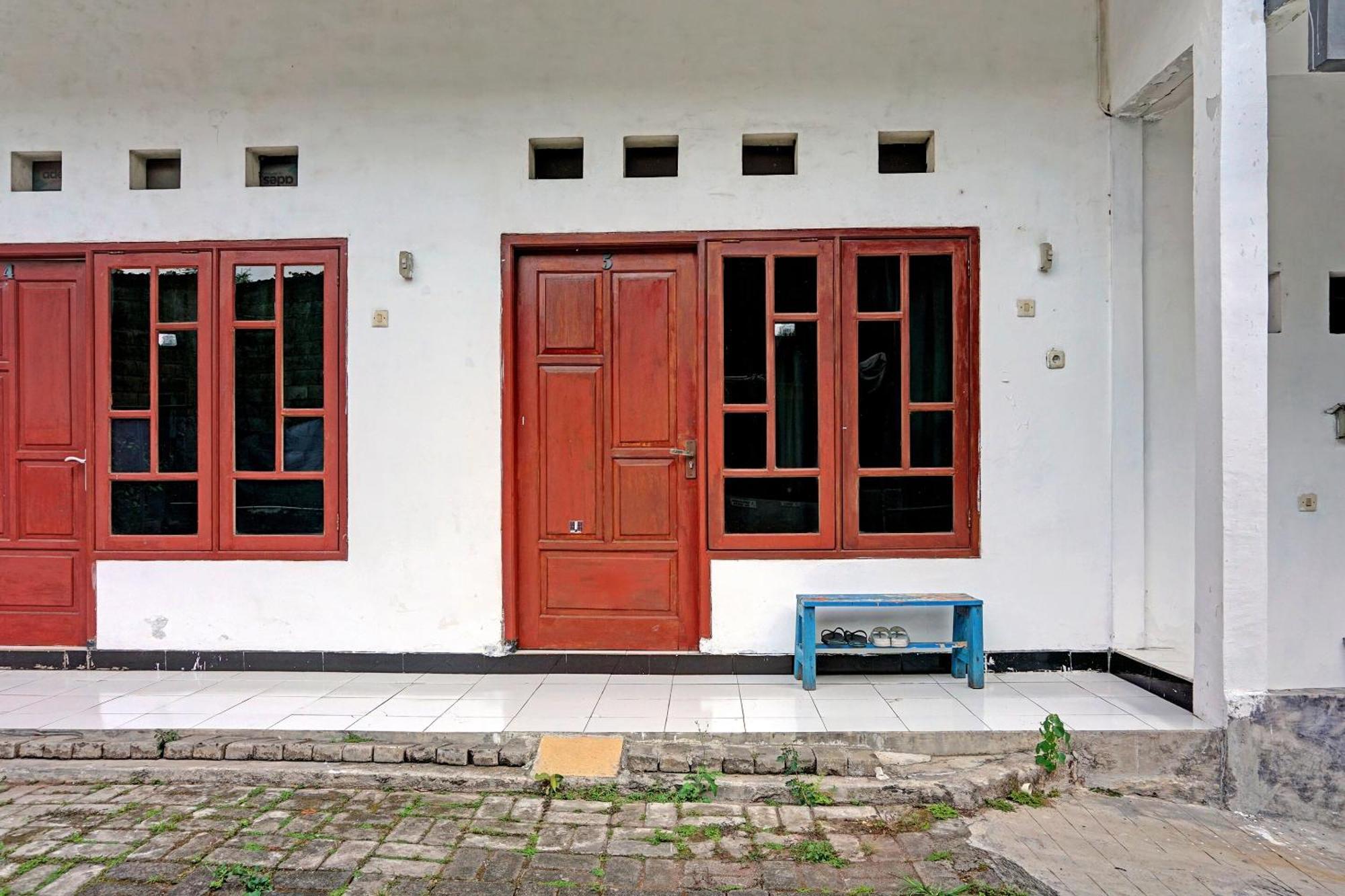 Oyo Life 91896 Kost Bu Dewi Syariah Hotel Pasuruan Exterior foto
