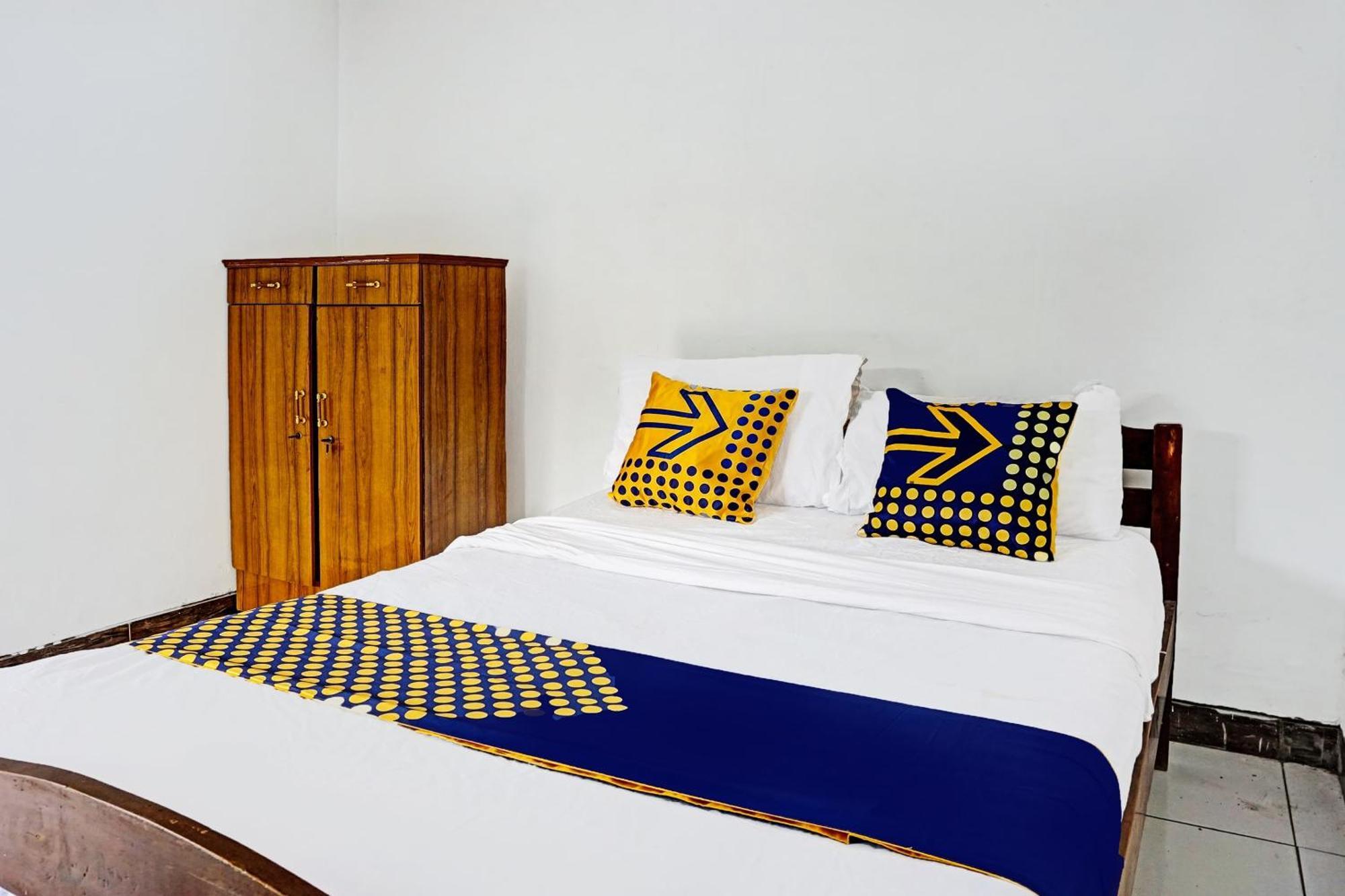 Oyo Life 91896 Kost Bu Dewi Syariah Hotel Pasuruan Exterior foto
