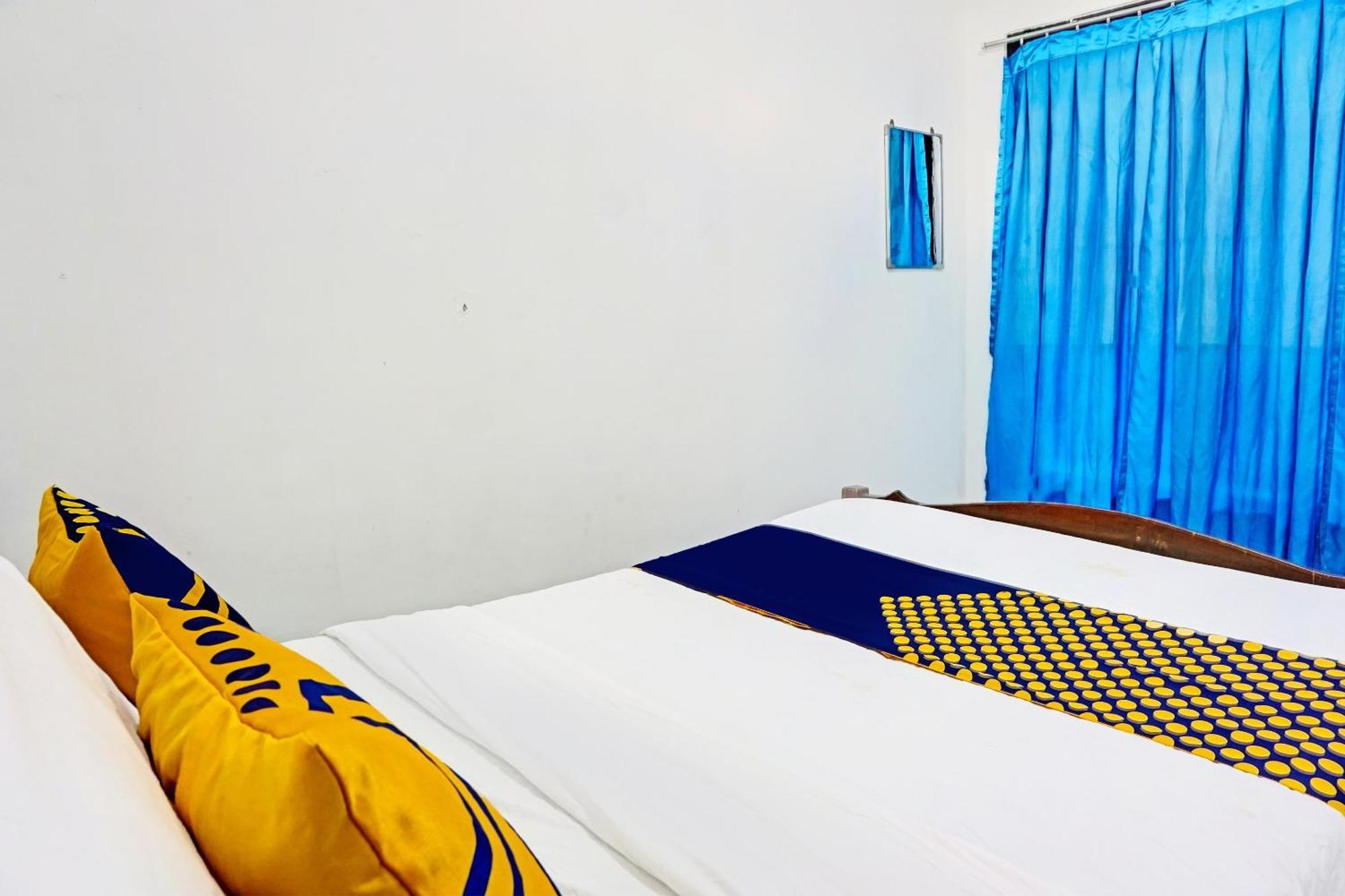 Oyo Life 91896 Kost Bu Dewi Syariah Hotel Pasuruan Exterior foto